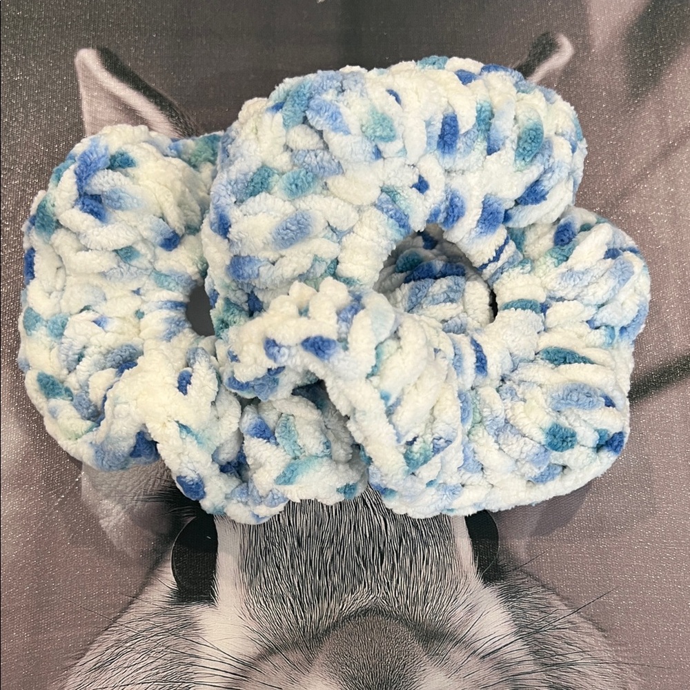 🧩 Blue and White Crochet Scrunchies - Set of 2 - Picture 2 of 4